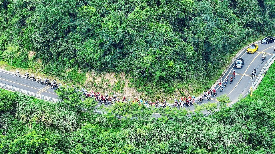 🚴‍♀️🚴The fifth stage of the 2023 14th Tour of Hainan was held here in #Dongfang. The 🌈"colorful ribbon" passed through the ⛰️green mountains and clear waters, bringing a moment of "speed and passion"!🥳🥳