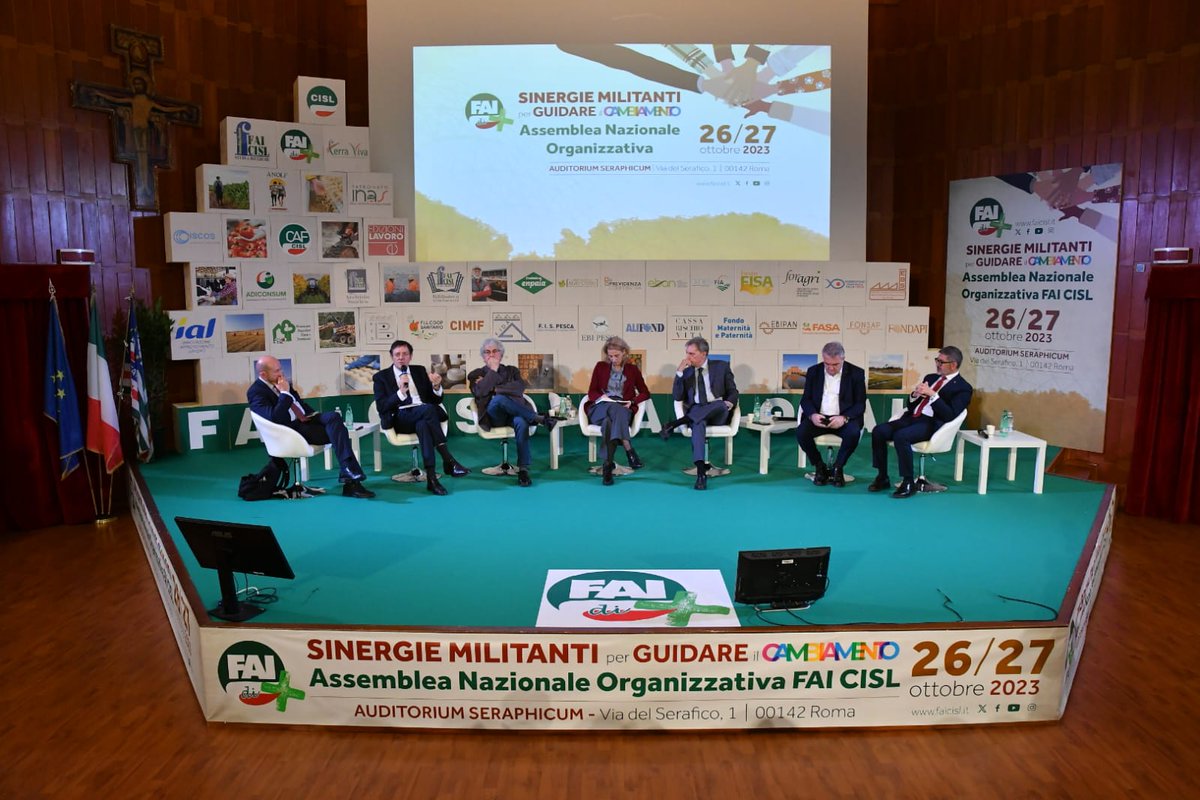 fai_cisl's tweet photo. #27ottobre #Roma 𝙎𝙞𝙣𝙚𝙧𝙜𝙞𝙚 𝙢𝙞𝙡𝙞𝙩𝙖𝙣𝙩𝙞 𝙥𝙚𝙧 𝙜𝙪𝙞𝙙𝙖𝙧𝙚 𝙞𝙡 𝙘𝙖𝙢𝙗𝙞𝙖𝙢𝙚𝙣𝙩𝙤 💪il prof. @Leonardobecchet interviene All'assemblea Organizzativa #FaiCisl su criticità mondo #lavoro e necessità di compartecipazione, formazione, centralità corpi intermedi. https://t.co/NDBff5qehe