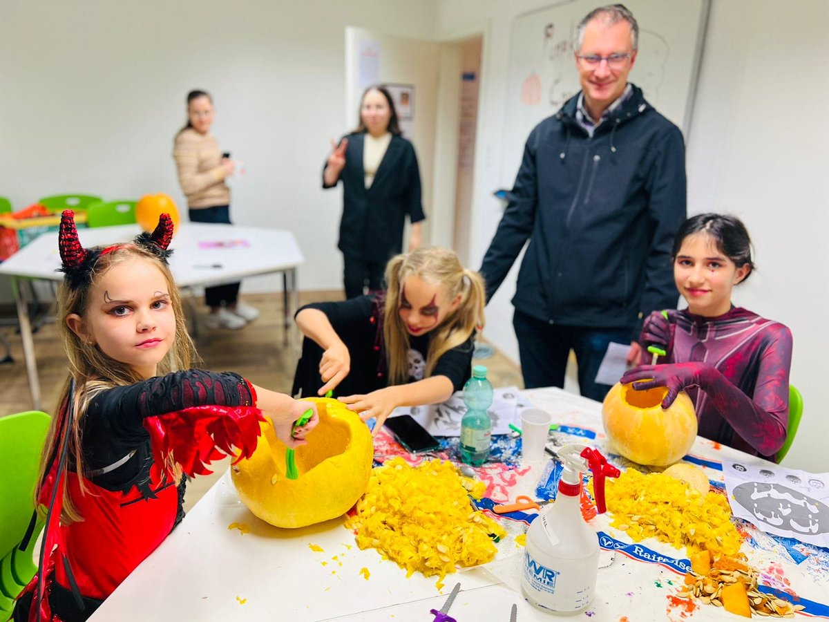 IBatHPC's tweet image. What a wonderful #Halloween Party! Our school turned into a party zone with (spooky) smiling faces everywhere. 
Thanks to all classes, teachers and parents for organizing, helping and attending. 

#IBatHPC #BelongeEngageGrow #Heidelberg #IB #CAS #education