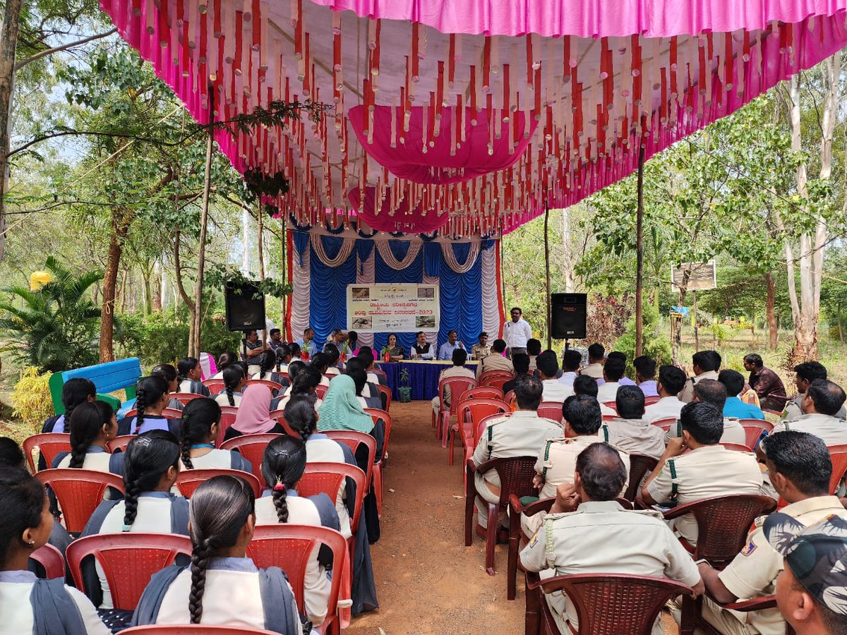 DCFHaveriDn's tweet photo. National Reptile Awarness Day was celebrated in Haveri Range on 21-10-2023.  ದಿನಾಂಕ: 21-10-2023 ರಂದು ರಾಷ್ಟ್ರೀಯ ಸರೀಸೃಪ ಅರಿವು ಮೂಡಿಸುವ ದಿನಾಚರಣೆಯನ್ನು ಹಾವೇರಿ ವಿಭಾಗದಲ್ಲಿ ಆಚರಿಸಲಾಯಿತು. #KFD #ForestDepartment https://t.co/9AY08iR04J