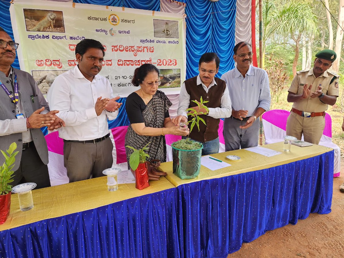 DCFHaveriDn's tweet photo. National Reptile Awarness Day was celebrated in Haveri Range on 21-10-2023.  ದಿನಾಂಕ: 21-10-2023 ರಂದು ರಾಷ್ಟ್ರೀಯ ಸರೀಸೃಪ ಅರಿವು ಮೂಡಿಸುವ ದಿನಾಚರಣೆಯನ್ನು ಹಾವೇರಿ ವಿಭಾಗದಲ್ಲಿ ಆಚರಿಸಲಾಯಿತು. #KFD #ForestDepartment https://t.co/9AY08iR04J