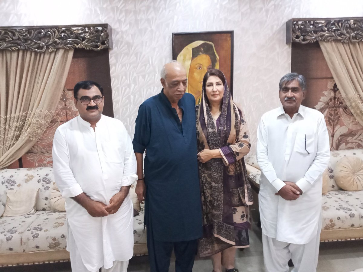 YaseenAlmani1's tweet photo. آج پاکستان پپلز پارٹی سینیئر رہنما محترمہ سیدہ شہلا رضا صاحبہ سے ملاقات کی کافی معاملات پر بات چیت اور سیاسی گفتگو ھوئی میرے ساتھ میرے والد بھی موجود تھے
@BBhuttoZardari
@AAliZardari
@SyedaShehlaRaza 
@ppp_qadir
@SaeedKhannz
#JusticeForAPAEAC
#JusticeForSSGCCasualEmployees https://t.co/III0rLzIBm