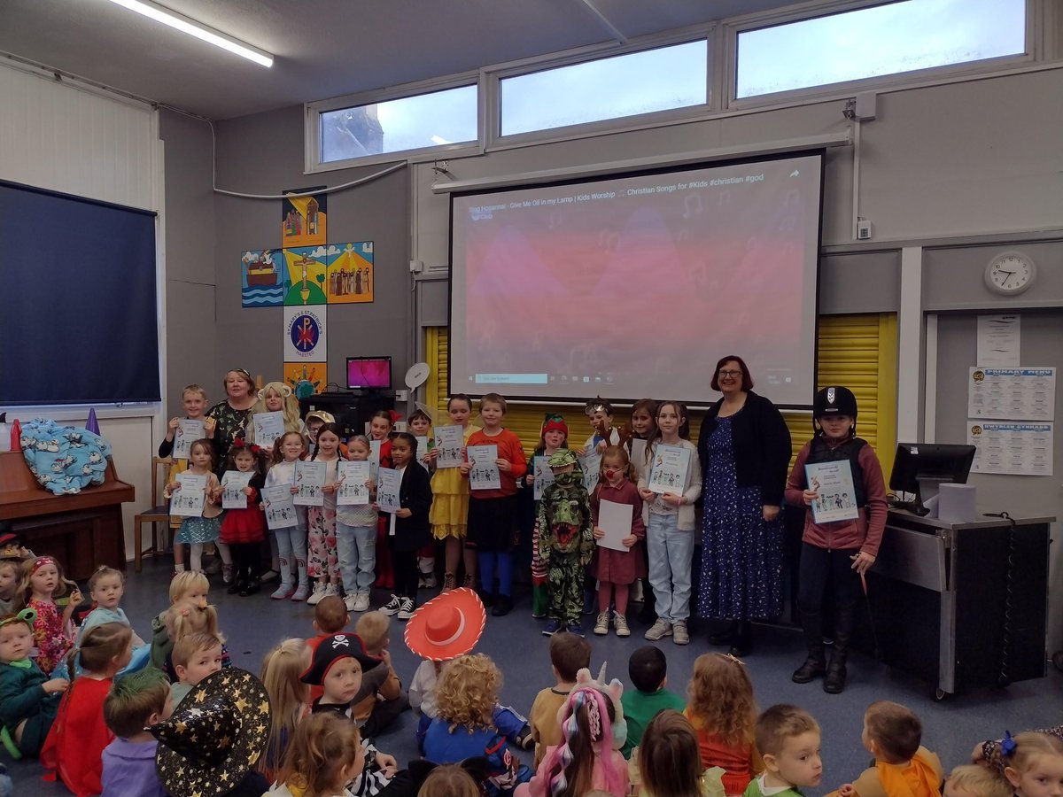 Well done to all of the children who completed the Summer reading challenge! Llongyfarchiadau! <a href="/Books_Wales/">Books Council of Wales</a> @AwenLibs <a href="/CSC_langlitcomm/">CSC_LLC</a> #readingforpleasure