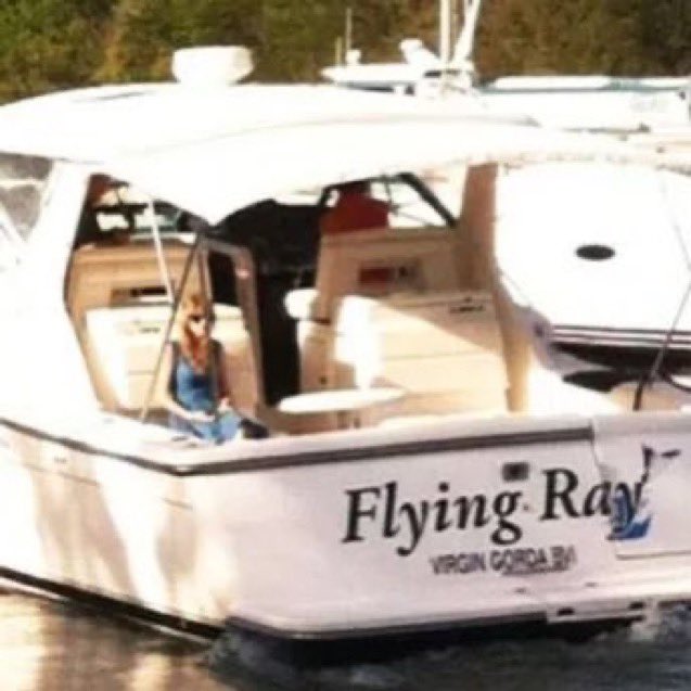 MundoSwiftt's tweet image. "Vestido azul en un bote, Tu nueva chica es mi clon y pensaste que no me daría cuenta"

- "Is It Over Now?" de Taylor Swift