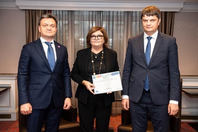 At #Brussels, I was pleased to meet the #EU Commissioner <a href="/AdinaValean/">Adina Valean</a>.  Thank you for supporting the #CEF projects and our journey towards #EU!