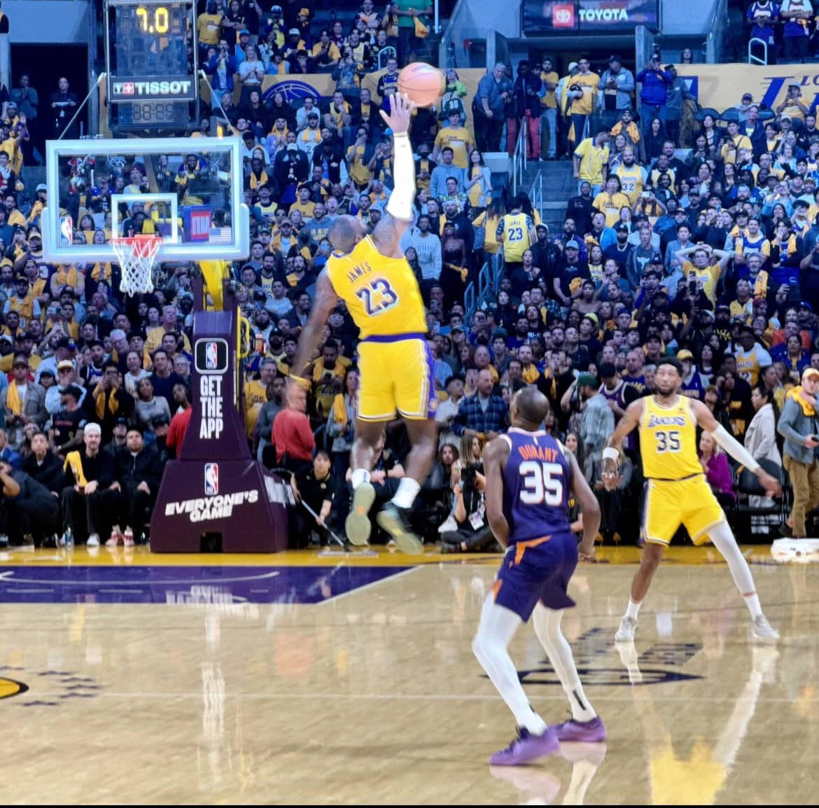 LakersLatam's tweet photo. INHUMANO. https://t.co/2ZZcWXBNpJ