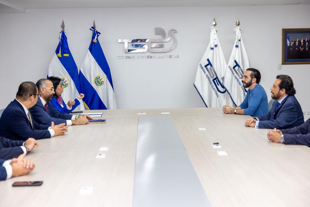 Los candidatos <a href="/nayibbukele/">Nayib Bukele</a> y <a href="/fulloa51/">Félix Ulloa</a> han llegado al <a href="/TSEElSalvador/">Tribunal Supremo Electoral 🇸🇻</a>. 

#Operación2024 🇸🇻👊🏻
#NayibPresidente