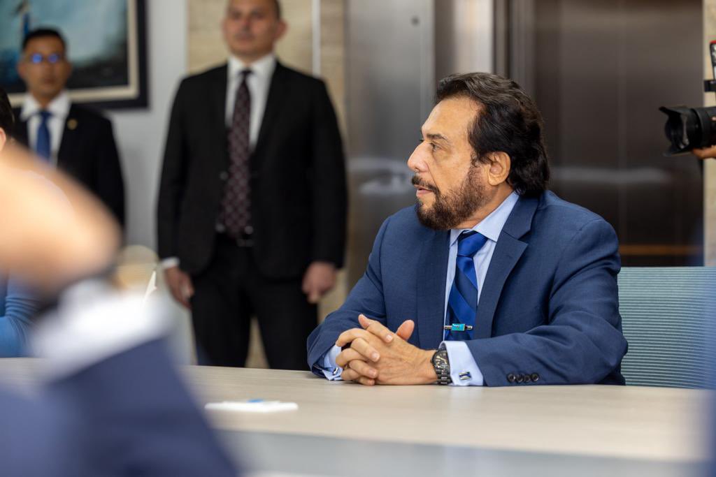nuevasideas's tweet photo. Los candidatos @nayibbukele y @fulloa51 han llegado al @TSEElSalvador. 

#Operación2024 🇸🇻👊🏻
#NayibPresidente https://t.co/BBpS1bxIy7