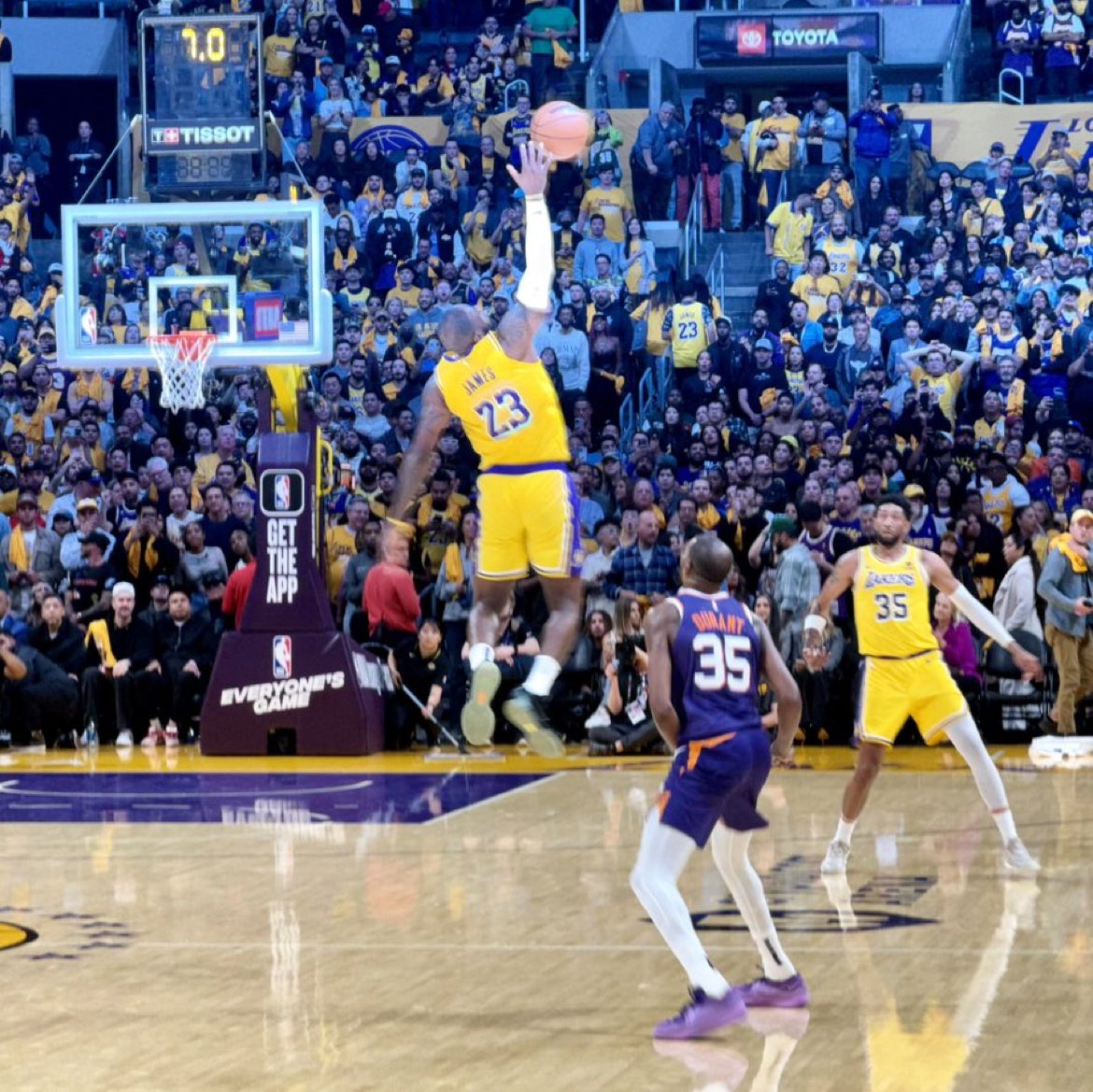 TheHoopCentral's tweet photo. LeBron got UP to deflect this pass. 🤯

(via @BenGolliver) https://t.co/wCqsE3Zig2