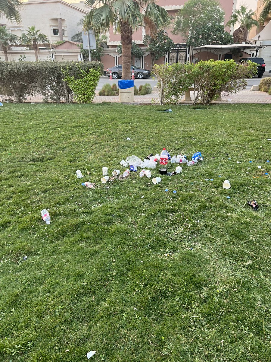 ماذا نسمي أمثال هؤلاء؟
يأتون إلى الحديقة العامة، يأكلون ويشربون، ثم يتركون من بعدهم مخلفاتهم ملقاة على الأرض، الحاوية على بعد أمتار. أخفق البيت في التربية، ولم تؤدي المدارس رسالتها في التأصيل للعادات الحسنة، المدارس مشغولة بالتلقين ثم الاختبارات. كما أن غياب المراقبة المخالفات