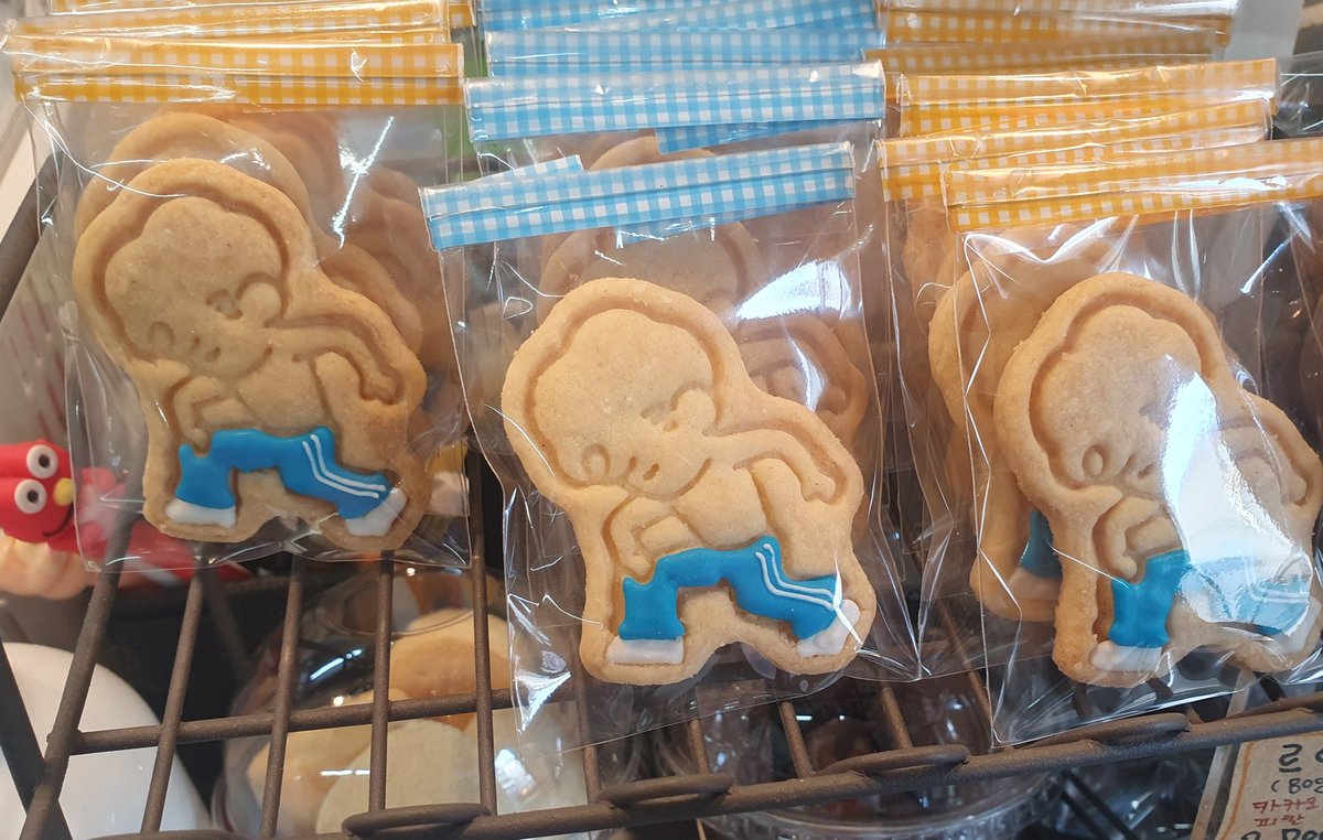 #SomethingToGiveEachOther
트로이 이벤트카페에 다녀왔어요!! 
음료사진을 제대루 못찍었는데 음료랑 쿠키 넘 맛있어요  트로이 향수 시향도 하고 트로이로 가득한 곳에서 트로이 노래랑 영상도 보고 넘 행복한 시간보냈습니다^^ <a href="/troyesivan/">👼🏼</a>