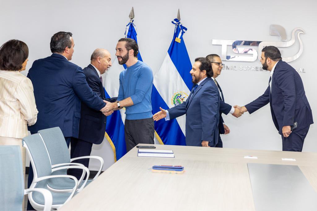 elsalvador's tweet photo. #EleccionesElSalvador2024 |  De esta manera fueron recibidos esta noche por los magistrados del @TSEElSalvador, la fórmula presidencial por @nuevasideas, compuesta por el presidente @nayibbukele y el vicemandatario, @fulloa51. Les acompaña el presidente de @nuevasideas, @XZablah. 📸: @nuevasideas