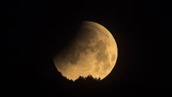 MercedesPullman's tweet image. Este sábado 28 de octubre de 2023 tendremos la oportunidad de observar dos fenómenos astronómicos relacionados con nuestro satélite, la Luna, que ocurrirán de forma simultánea: la Luna de Cazador y un eclipse lunar parcial. #Eclipse2023 #noche