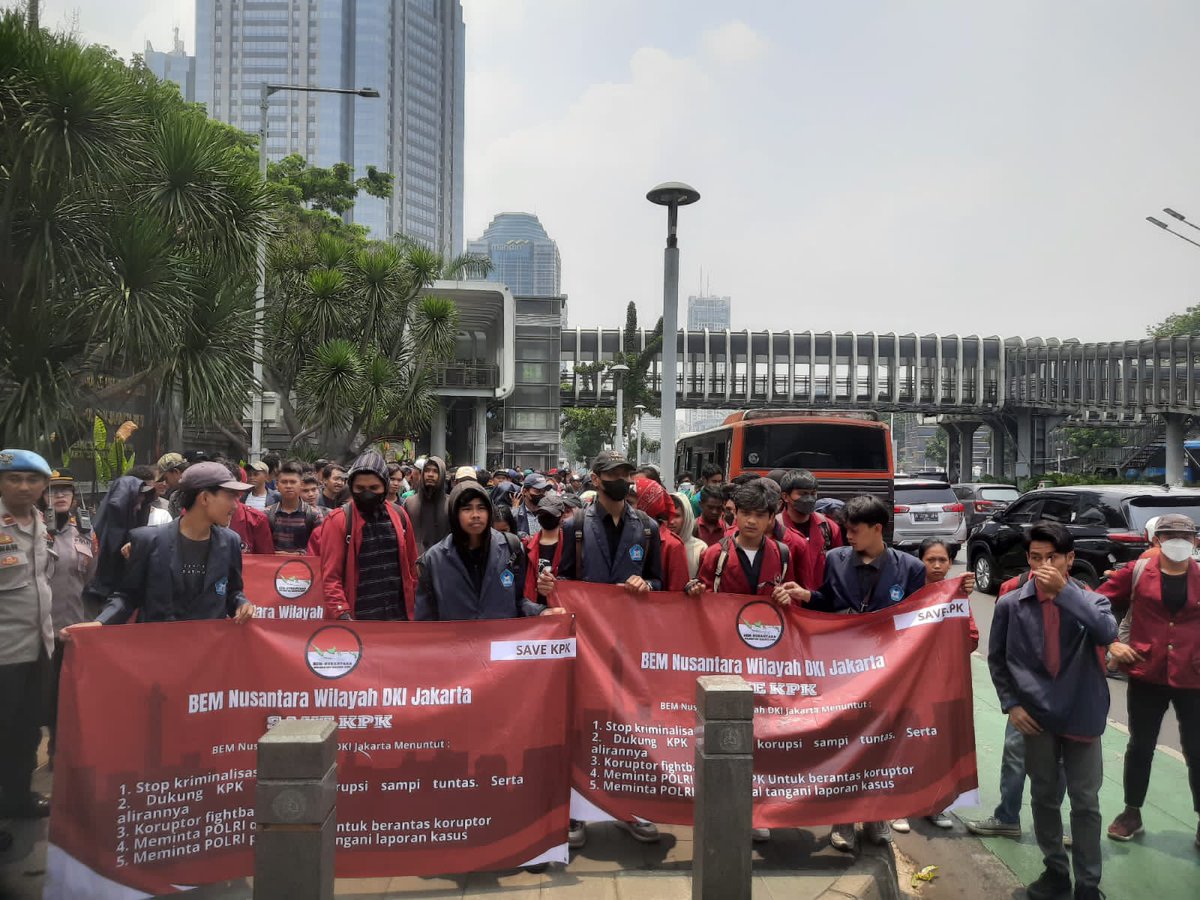 narkosun's tweet image. Akhir-akhir ini banyak demo ya. Tahun politik semakin hangat suasananya.

Kali ini ada demo dari aliansi Mahasiswa BEM Nusantara meminta #SaveKPK sebagai lembaga pemberantasan korupsi.

Ada upaya fight back dari para koruptor terhadap KPK. Ini harus dilawan bersama². Jangan sampe
