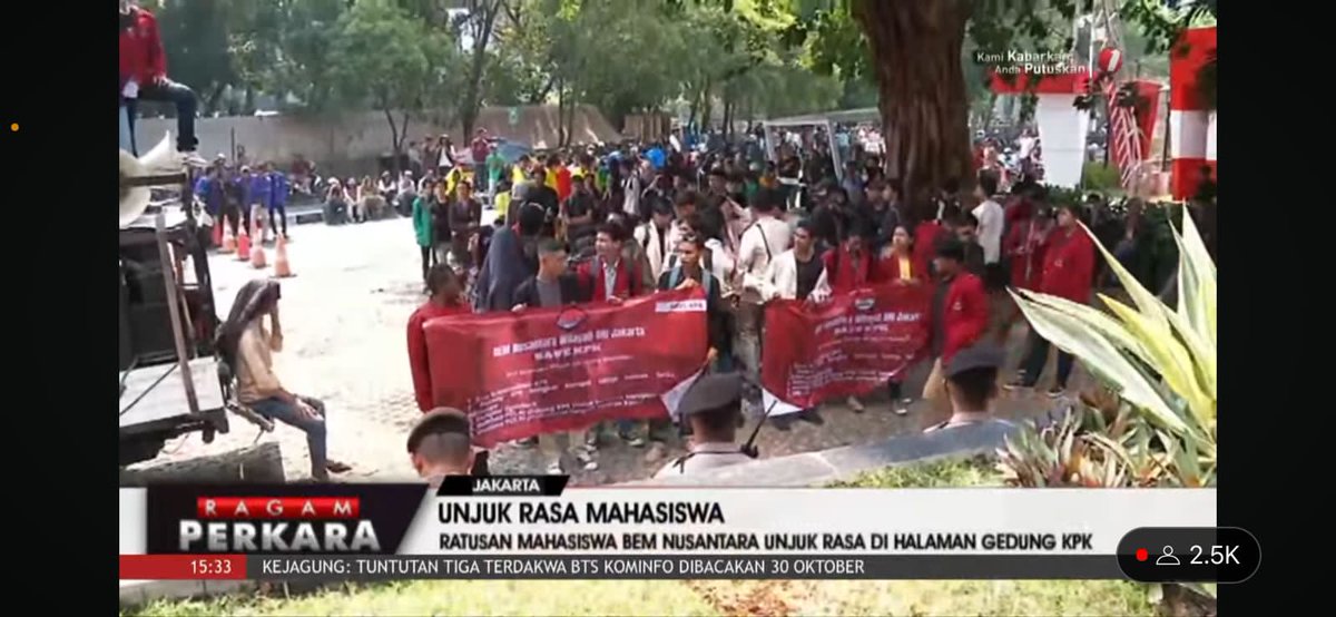 narkosun's tweet image. Akhir-akhir ini banyak demo ya. Tahun politik semakin hangat suasananya.

Kali ini ada demo dari aliansi Mahasiswa BEM Nusantara meminta #SaveKPK sebagai lembaga pemberantasan korupsi.

Ada upaya fight back dari para koruptor terhadap KPK. Ini harus dilawan bersama². Jangan sampe