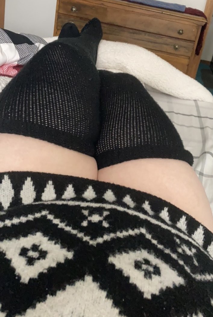 thighnessluna's tweet photo. Miss me cuties? #horny #thigh #ThighsDay #femdom #keepmewarm https://t.co/Dl12FSEOtn