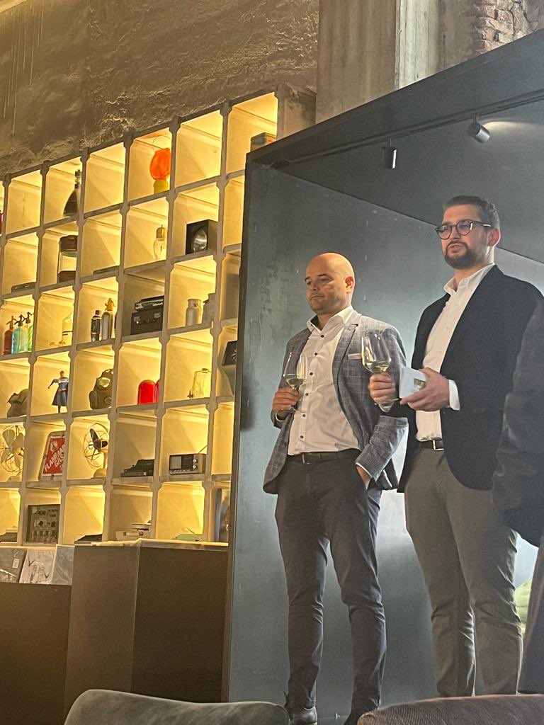 missaglia_sara's tweet image. 🏙️Milano in quota: con “Le Selezioni” di @CantinaKaltern l’Alto Adige è down town!

🥂Al Moebius la degustazione di vini che hanno la straordinaria capacità di interpretare il territorio con la cura, il rigore, la schiettezza che solo i vini di montagna sanno dare.

#kaltern