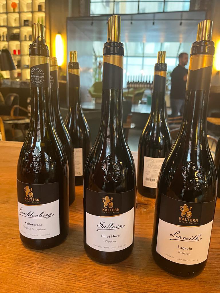 missaglia_sara's tweet image. 🏙️Milano in quota: con “Le Selezioni” di @CantinaKaltern l’Alto Adige è down town!

🥂Al Moebius la degustazione di vini che hanno la straordinaria capacità di interpretare il territorio con la cura, il rigore, la schiettezza che solo i vini di montagna sanno dare.

#kaltern