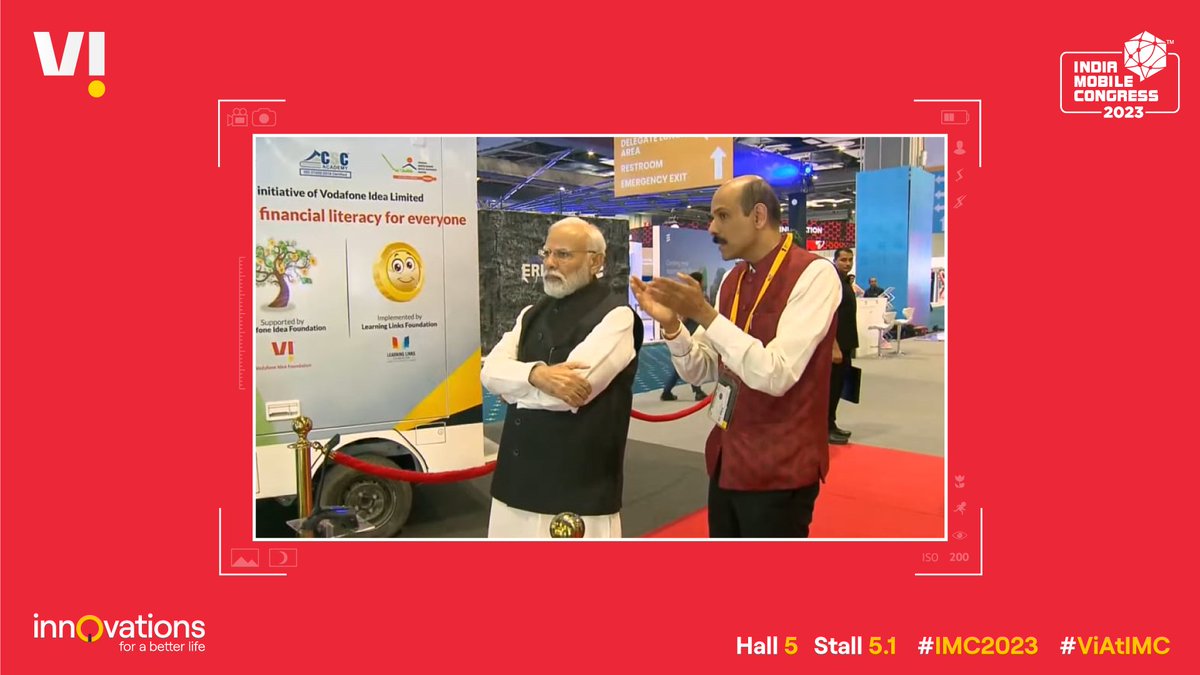 Hon'ble Prime Minister Shri Narendra Modi ji along with our Chief Regulatory & Corporate Affairs Officer, P Balaji experiencing Vi Foundation’s community development initiatives at IMC2023.

@PMOIndia @exploreIMC #ViAtIMC #InnovationsForABetterLife