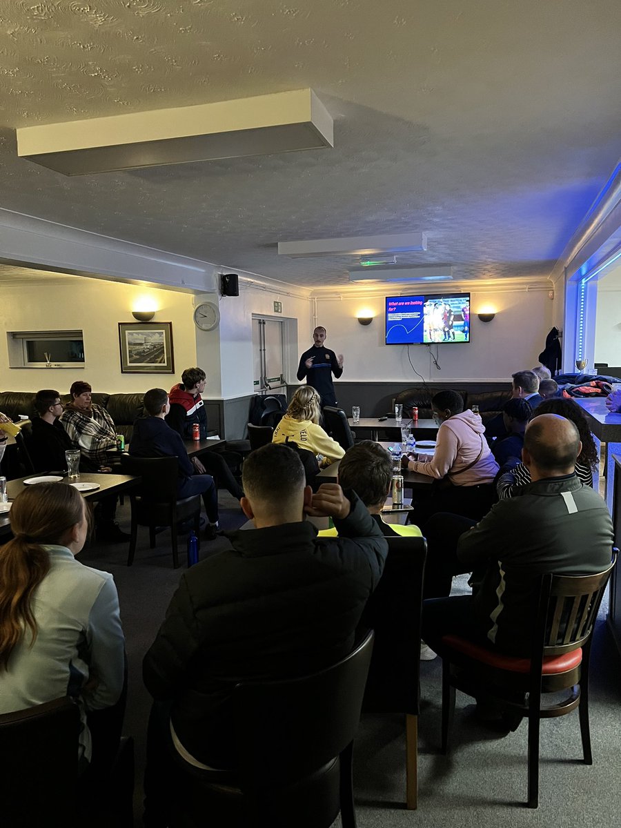 AndyLeeFrench's tweet photo. Excellent session by Halstead RA and @EssexCountyFA RDM @LukasJamesWood helping 8 young referees develop coping mechanisms and general advice followed by session to 28 experienced officials covering crowding by players
#SupportTheRef https://t.co/vFvn1BO0fF