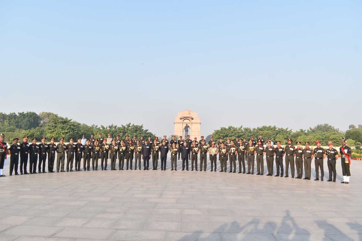 salute2soldier's tweet photo. The fighting prowess of #Infantrymen which thwarted the enemyโs nefarious designs in 1947 was commemorated on 77th Infantry Day in which Gen Anil Chauhan, #CDS alongwith #VCOAS, DG Inf, #veterans & serving Infantry personnel paid homage to #Bravehearts at #AmarJawanJyoti. https://t.co/s31aUAxnhX