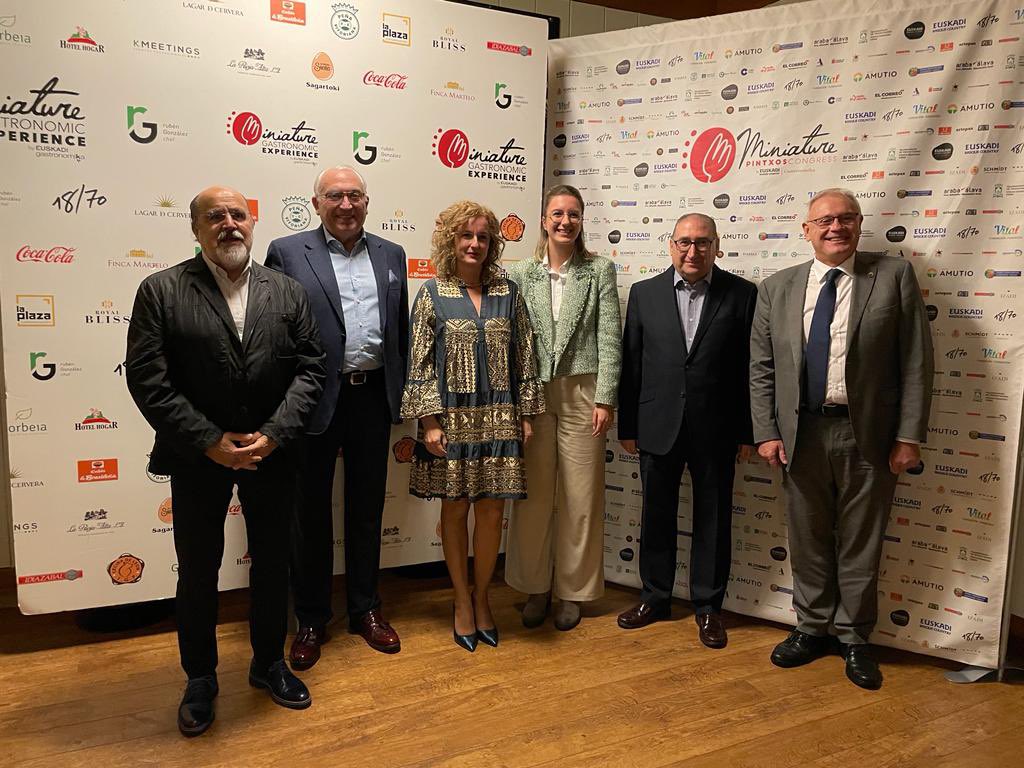 CristinaGnlz's tweet photo. #MiniaturePintxosCongress cerró ayer su X edición con una cena de clausura repleta de emociones, homenajes y, por supuesto, la mejor cocina en miniatura
Merecido reconocimiento a #SenenGonzalez y las hermanas Plazaola que regentan el restaurante #Arrate en Salinas de Leniz. https://t.co/kzduE1Pbg1