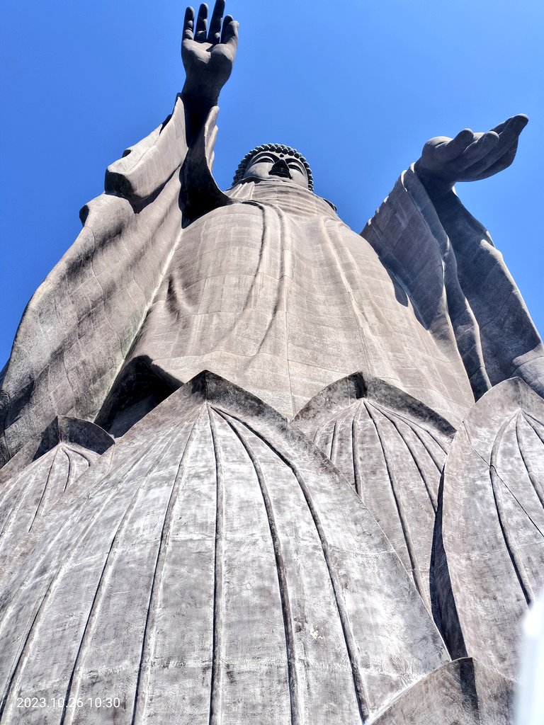 jcn6tt5's tweet photo. ■牛久大仏
(茨城県牛久市)
全長120mの大きさは
大迫力です。
手前の庭園もしっかり手入れされていて素晴らしい。
胎内も見どころが多くおもしろいです。 https://t.co/bmWEn6vjy8