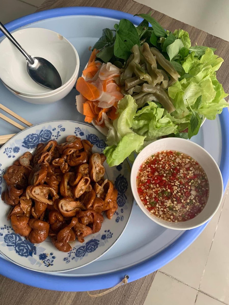 baodinh2017's tweet photo. Mời mọi người ăn cơm trưa nào
Nhà mình ăn cũng trễ lắm đó
#ăntrua #longkhia #cakho #canhham https://t.co/yEijsqT254