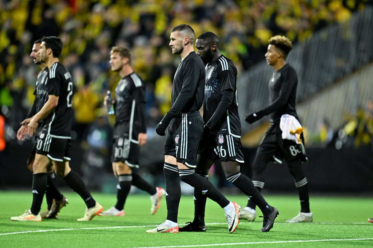 sporx's tweet photo. Güntekin Onay: "Dün gece mütevazı Bodo takımı karşısında mağlubiyeti hak eden ve kabul eden bir Beşiktaş gördük. Beşiktaş asla yeterli agresifliğe sahip değil. Rakibine baskı yapamıyor ve sadece bireysel yeteneklerle sonuç arıyor. Takım oyunu yok. Mücadele gücü ve oyun karakteri asla yok. Bence kadro kalitesi kötü değil ama ortada bir takım yok maalesef. Isırmayan ve pres yapmayan Beşiktaş dün gece yenilgiyi hak etti."