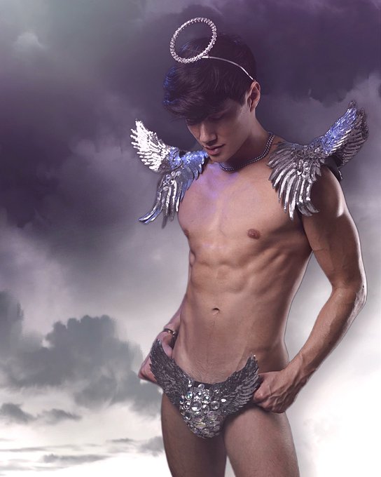 Not rly a costume bc I&rsquo;m literally always an angel https://t.co/CAFiuTrj5m