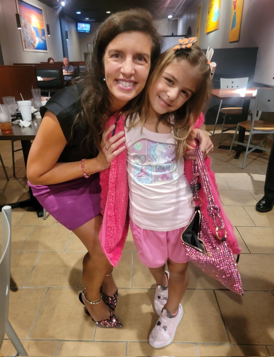 CarrieTergin's tweet photo. A little family time with my aunt & uncle, and this little one that I'm blessed to be her aunt! I swear she's my mini-me! #AuntCarrie #AuntHelen #TheaCarrie #TheaHelen 💗 https://t.co/n17Oh6LF2U