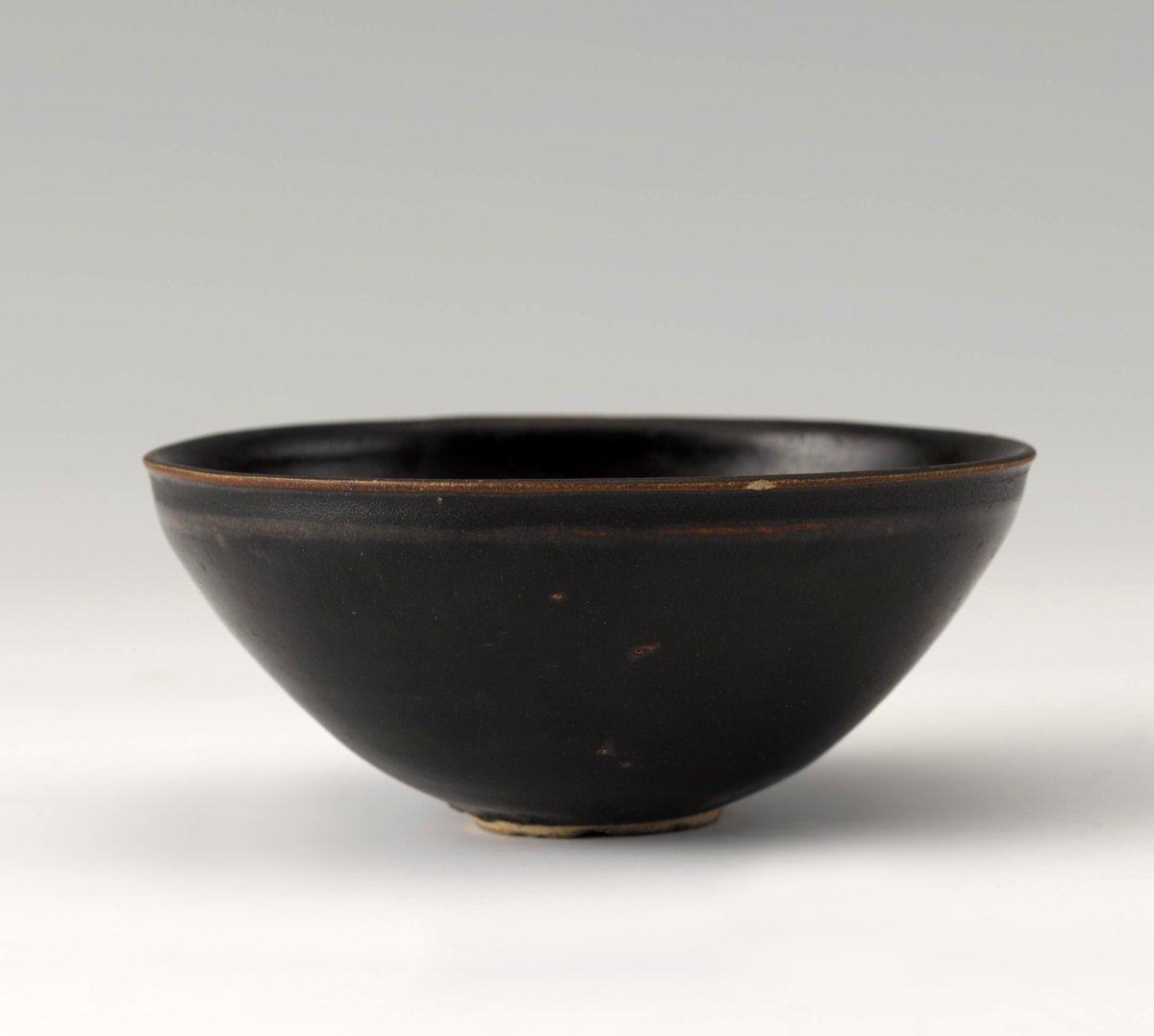 ShanghaiMuseum's tweet photo. #MuseumTeaTime
The black glazed tea bowl with leaf design is a signature of Jizhou ware. During the Song dynasty (960–1279), dark teacup gains immense popularity as it could clearly highlight the pure white tea liquor—a main criterion of the tea contest back then. https://t.co/Vsuhk1NHcU