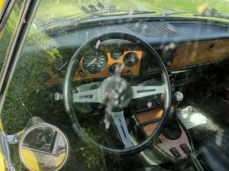 testanddriving's tweet image. Une Triumph Stag de couleur jaune ce n'est pas commun ! D'autant que cette séduisante anglaise n'a été produite qu'à 25 877 exemplaires entre 1970 et 1977.

Une voiture construite par British Leyland et commercialisée sous la marque Triumph. Elle abritait un V8 sous son capot.