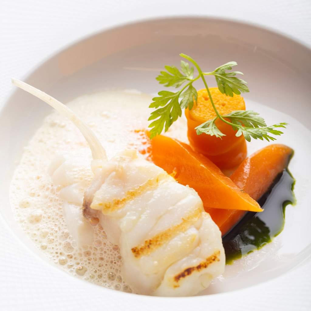 Restaurant_SKAB's tweet photo. [ 𝐋𝐄 𝐁𝐀𝐑 ] 🐟
Bar en 2 façons : à la vapeur et grillé. Variations autour de la carotte : en gâteau, en écume et au naturel. Sauce ivoire relevée au xérès.
------------------------
#restaurant #michelinstar  #menu #gastronomie #foodstragram https://t.co/iIqo3YZF3a