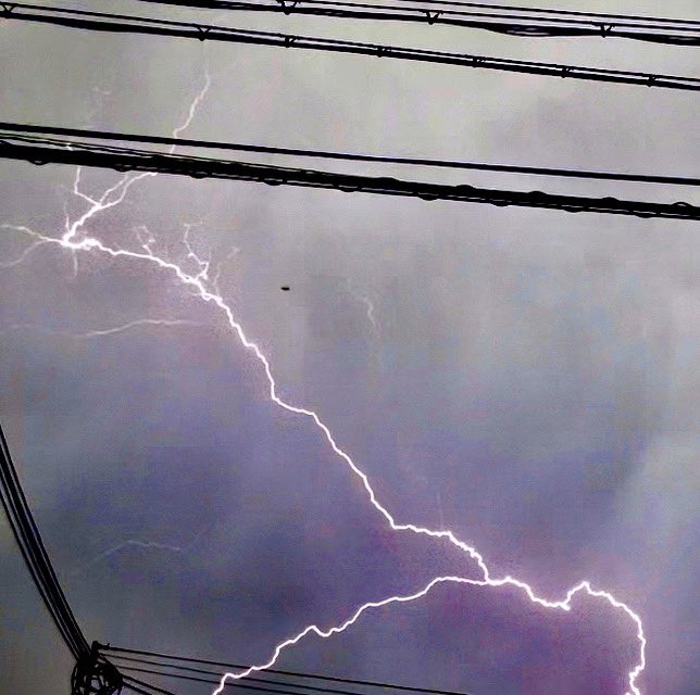 sakunet's tweet photo. やばっ
カミナリ
イナズマ⚡️
ビシバシ

#神戸 市
#中央区
#カミナリ
#イナズマ 
#ビシバシ https://t.co/YlCdog2VFn