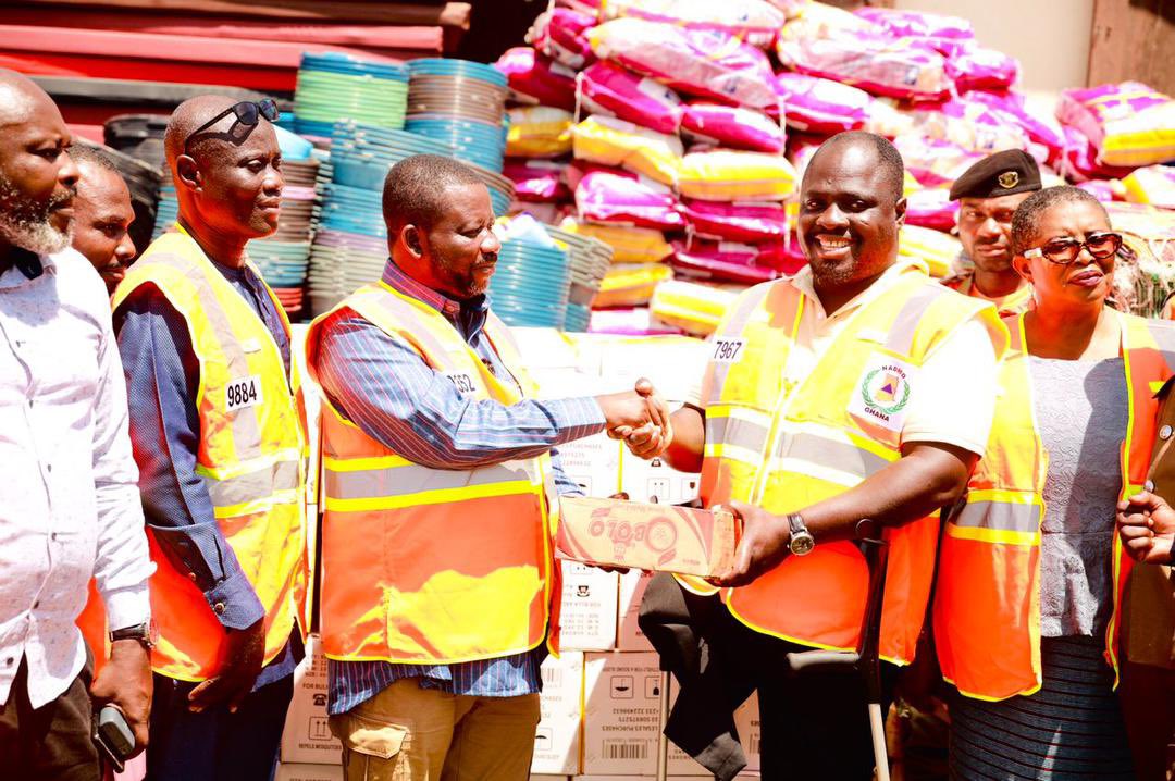DerickObodai's tweet photo. DG of NADMO, Eric Nana Agyemang paid a working visit to the Oti Regional Coordinating Council in Dambai and presented relief items to the flood victims. 
Districts affected by the disaster include Krachi West, Krachi Nchumuru, Krachi East, Biakoye and Nkwanta North. https://t.co/TVHpime1AW