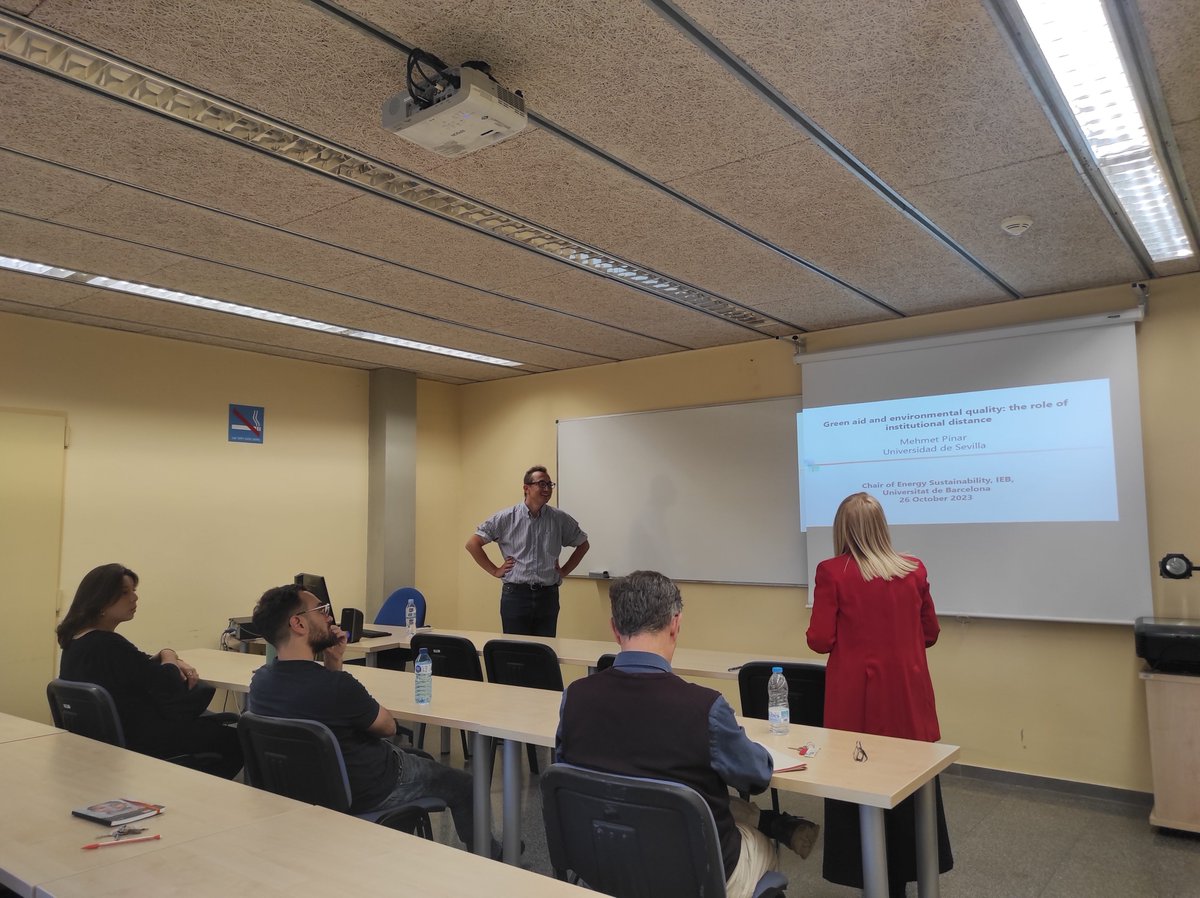 Energy_UB_IEB's tweet photo. Yesterday we had @Mehmet_Pinar_M presenting at the IEB seminar (@FundacioIEB) a paper on “Institutional distance and #greenaid effectiveness in reducing carbon dioxide emissions”!! 👏👏 https://t.co/48NtMGbbom