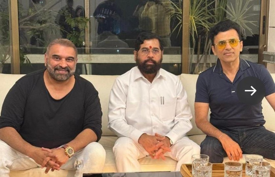 Surendrapal_13's tweet photo. @mieknathshinde जी आपकी छबि  लोकप्रिय जनता के बीच रहने वाले @CMOMaharashtra है आपके बगल बैठे हुए @anandpandit63 @mybmc अनधिकृत कामोके भू माफिया जिनको @IqbalSinghChah2 इनका अभय है
इनसे बचे और उचित कार्यवाही करे विनती
@Dev_Fadnavis  
@AjitPawarSpeaks 
@PiyushGoyal 
@KiritSomaiya https://t.co/M2qimycZpm