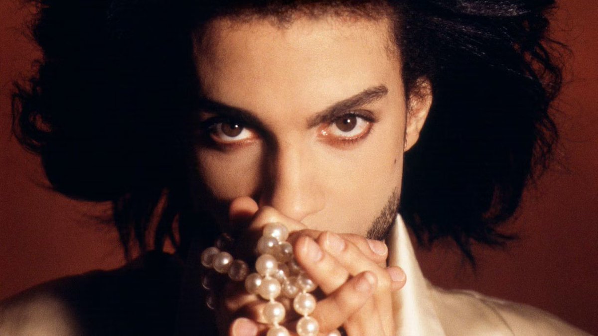 BoppingElf77's tweet photo. HAPPY D &amp; P FRIDAY! 💜
Horny people, gather here 
We R fixin' 2 put it in all your ears 
We got a new dance 
For the next eight years 
I'm talkin' about the dance 
That every parent fears the most 
It's a sex dance 
It's a new dance
#Prince4Ever #DiamondsAndPearls #DeluxeBoxSet https://t.co/OYRzemnrSv