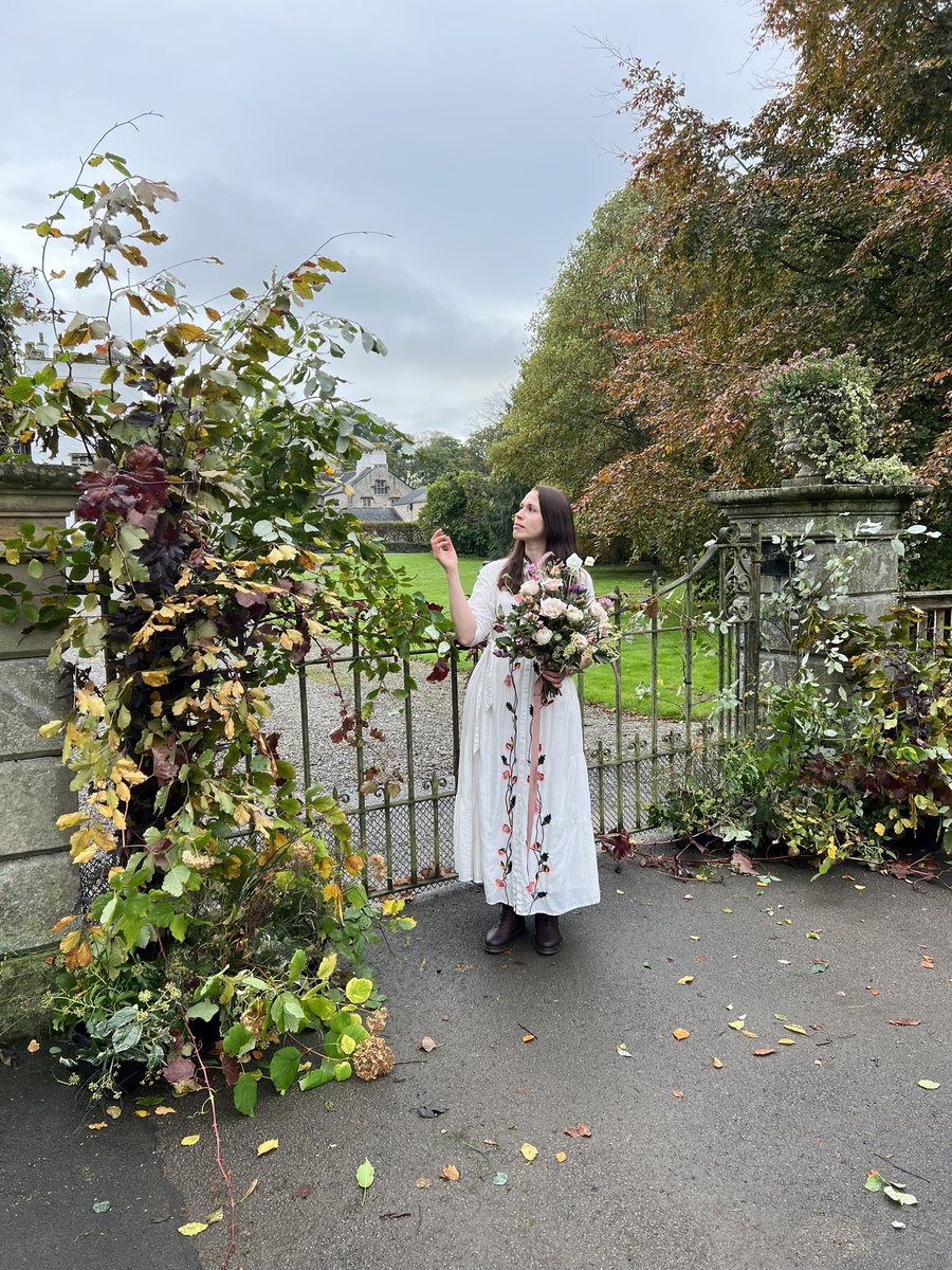 lighthouse_lily's tweet photo. This was such a fabulous brief. Take a pair of gates, create a natural autumnal installation with foliage…and add a bride! https://t.co/LaRYgLIbnU