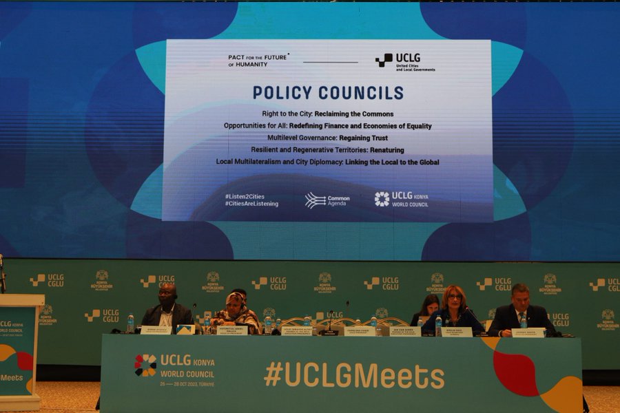 🏛️La démocratie locale et la gouvernance pluri-niveau doivent répondre aux urgences complexes. 

Le Conseil politique “Regagner la confiance” aborde le rétablissement de la confiance et la reconstruction des liens grâce aux #CollTerr 

#UCLGMeets #CitiesAreListening #UCLGKONYA