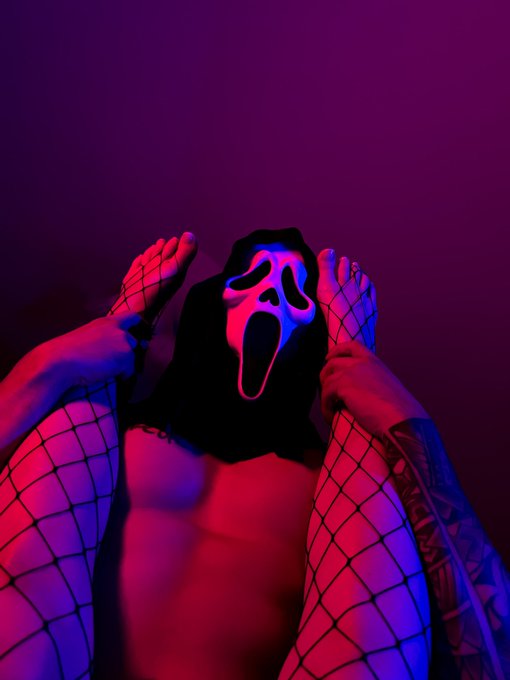 When I say let&rsquo;s watch scary movies this is what I want 😂 https://t.co/PI3k6MtAHs https://t.co/swxET