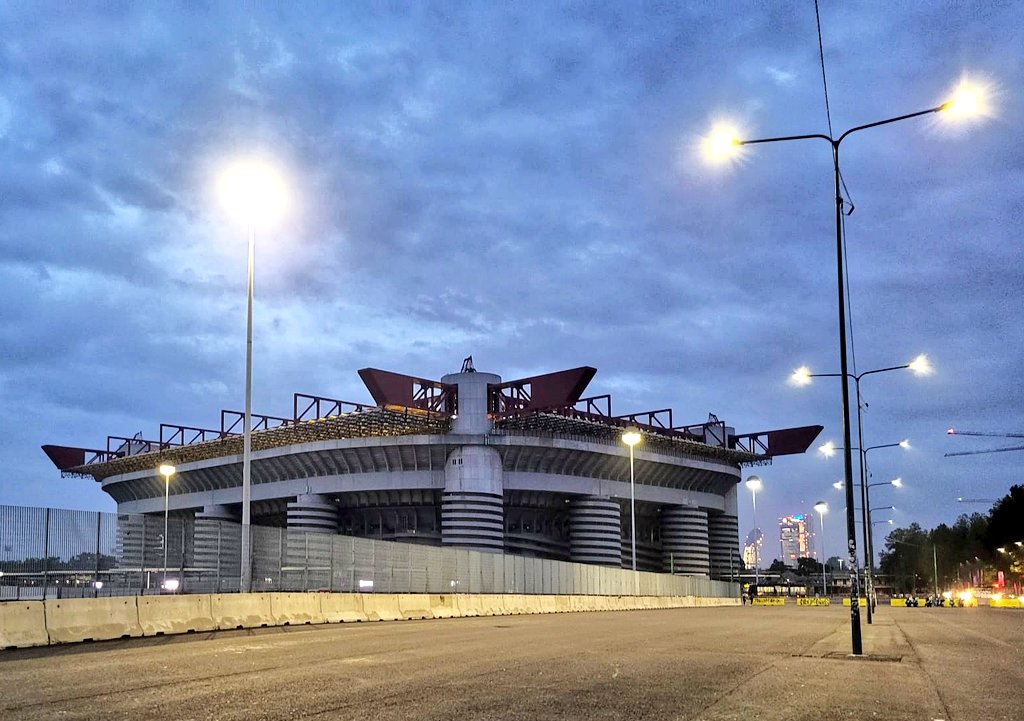 Futbolowamama's tweet photo. No i na sam koniec przygody z stadionami europejskimi, słynne @sansiroofficial ⚽️⚽️⚽️🇮🇹
⛳️ @sansiroofficial 
🥅 @Inter @acmilan 
#groundhopping #football #stadium #Italia #mediolan #sansiro #funshop https://t.co/4L5m53jX4o