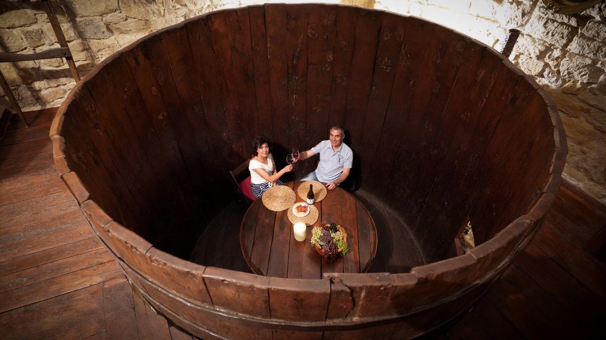Josune y José nos reciben en su <a href="/bodegadeltesoro/">La Bodega del Tesoro</a>, en #Cuzcurrita. Un lugar muy especial de 1881 que han recuperado conservando sus elementos originales: tinas, cubas, prensa, calado... para mostrar la elaboración tradicional del vino en Rioja. Una experiencia enoturística única.