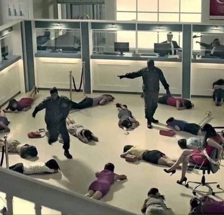 خلال عملية سطو في مدينة نيويورك صرخ اللص موجها كلامه إلى الموظفين الموجودين داخل البنك : لا تتحركوا فالمال ملك الدولة وحياتكم ملك لكم .
فأستلقى الجميع على الأرض بكل هدوء ..
" وهذا ما يسمى بمفهوم #تغيير_التفكير "

وعندما انتهى اللصوص من السرقة قال اللص الأصغر والذي يحمل شهادة