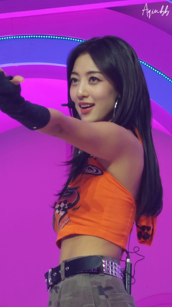 aqiubb_'s tweet photo. So hot and pretty🤩
#TWICE #트와이스 
#트와이스와_원스의_8번째_청춘 
#JIHYO #지효
#TWICE_8TH_ANNIVERSARY 
#TWICE_FANMEETING https://t.co/AJKkEA0HHG