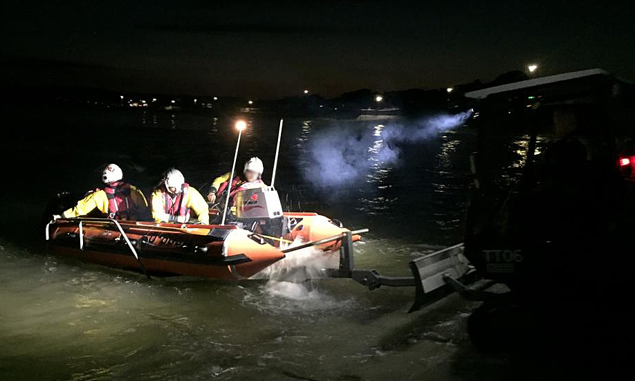Exmouth RNLI tasked to drifting vessel off Exmouth last night. #RNLI #exmouth #rowing #recovery Read more here : wp.me/p5TRZI-2me