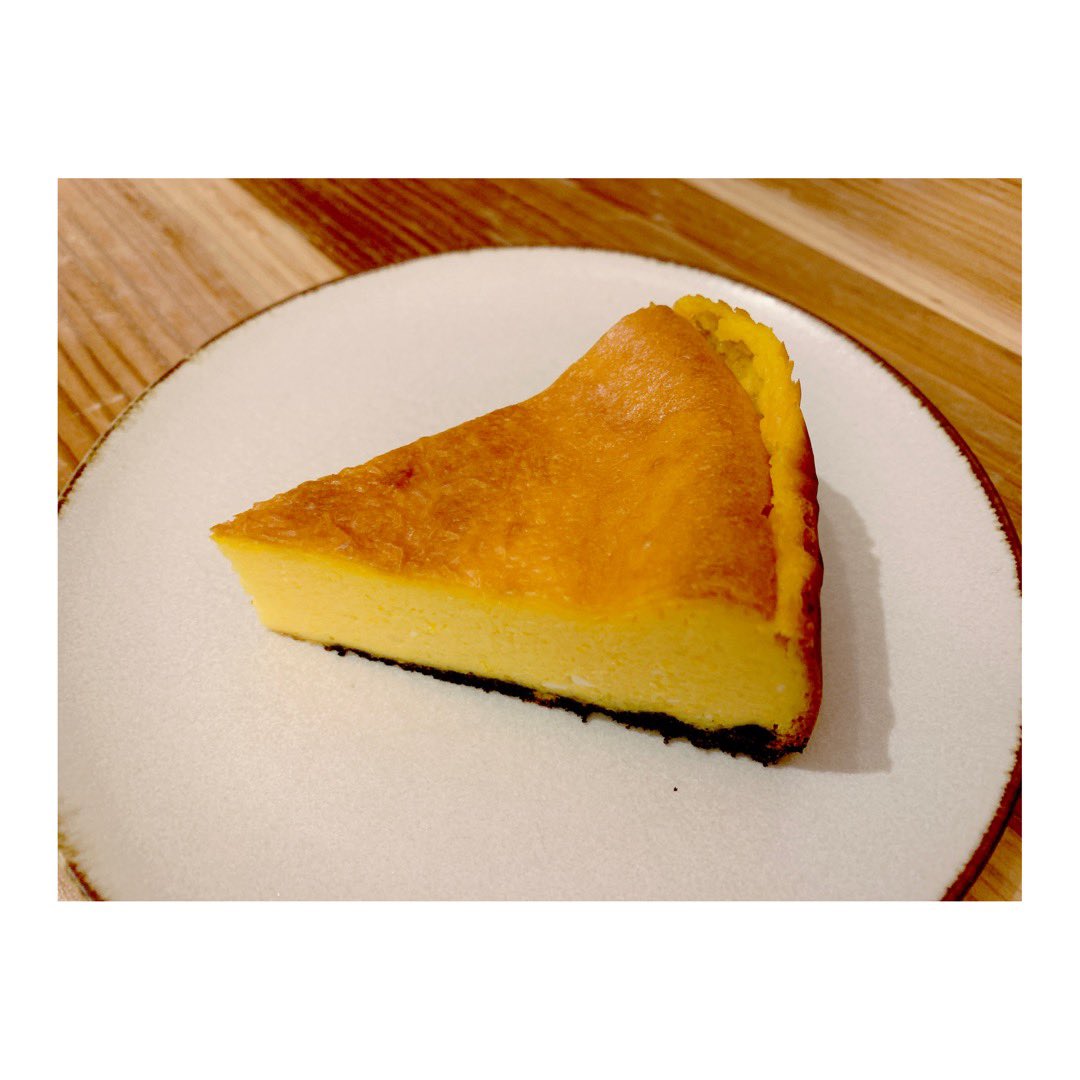 hmc_coffee_sake's tweet photo. hmc_coffee_sake☕️
🎃かぼちゃのベイクドチーズケーキ🎃
クリームチーズとかぼちゃのペーストをたっぷり使用したチーズケーキです😋
かぼちゃの香りと甘さがチーズケーキと絶妙にマッチ👍
お酒にも合う一品です🥂𓈒𓏸︎︎︎︎
💰400円💰
#hmc #hmccoffeesake #coffee #ケーキ #コーヒー #カフェ https://t.co/m3dfPaUNvC