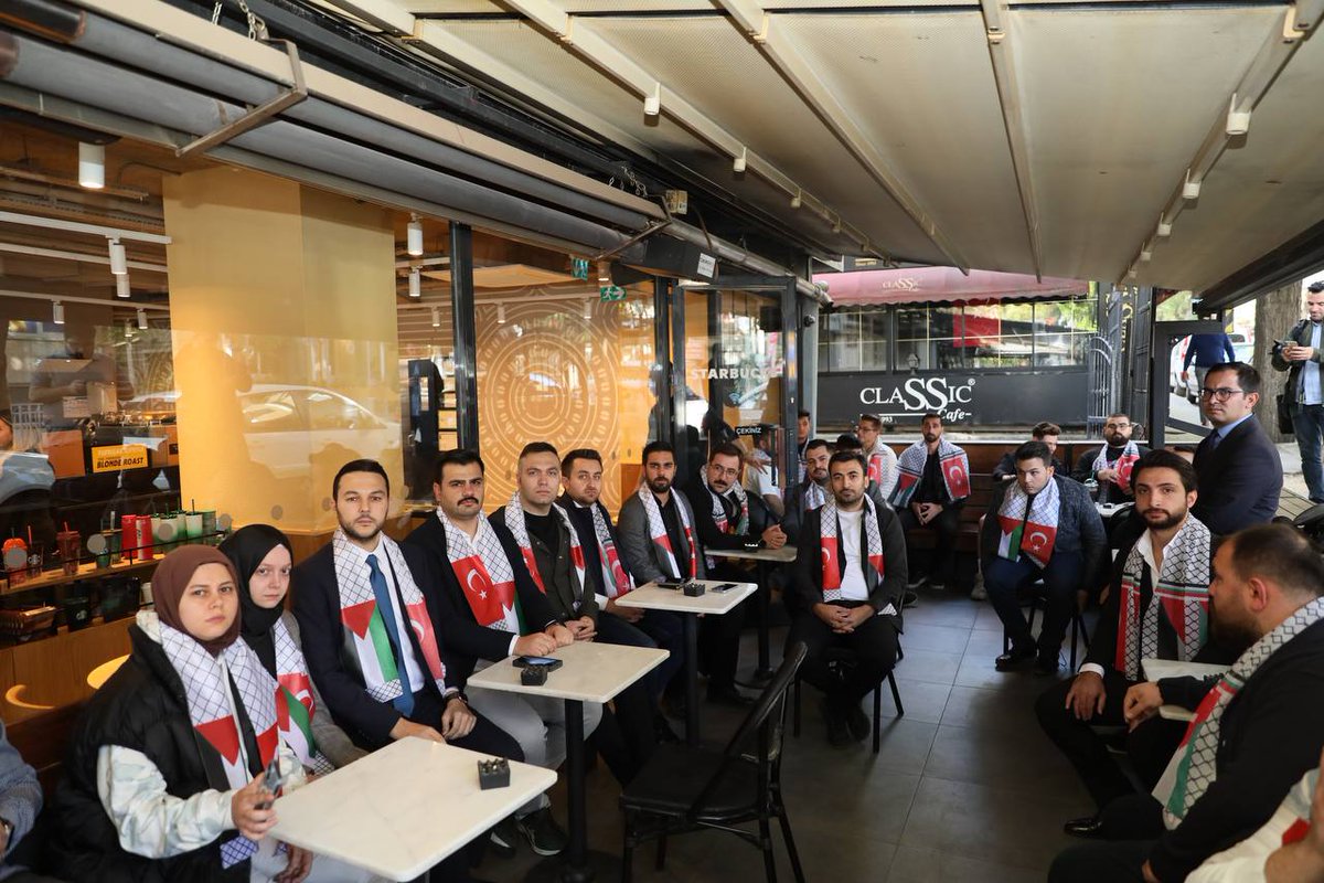 📣 | 𝐀𝐧 𝐢𝐭𝐢𝐛𝐚𝐫𝐢𝐲𝐥𝐞 AK Parti Gençlik Kolları (AK GENÇLİK) olarak 81 İlimizde ve tüm ilçelerimizdeki Starbucks şubelerinin içerisinde Filistin atkılarımızla yarım saat boyunca oturarak ‘𝐲𝐞𝐫 𝐤𝐚𝐩𝐚𝐭𝐦𝐚 𝐞𝐲𝐥𝐞𝐦𝐢’ gerçekleştiriyoruz. 🇹🇷 🇵🇸

Bu eylemimiz,