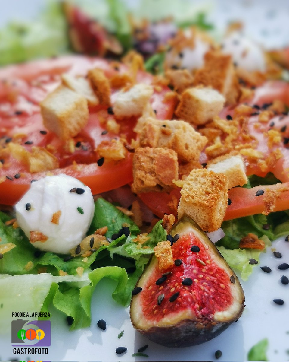 foodiealafuerza's tweet image. Ensalada de #mozarella e  #higos. Estupenda.
En @delisetaoviedo

#gastronomiaasturiana #fotogastronomica #cocinaasturiana #comerenasturias #asturias
#salad #cocinaespañola #spanishgastronomy #saladfood #restaurantesasturias #delisetaoviedo #ensaladas 
#productosdeespaña